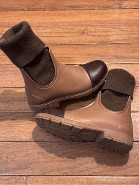 Women’s Brown Two-Tone Waterproof Pull-On Winter Boots
